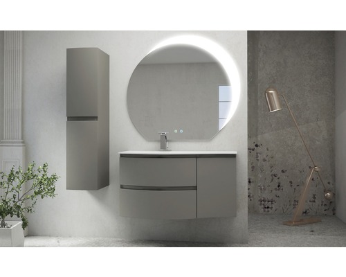 Badrum med handfat, spegelskåp och belyst spegel