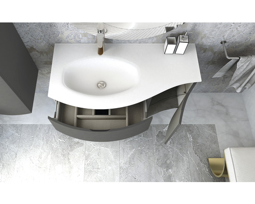 Översikt över ett badrum med tvättställsskåp, armatur, tvålpump och handdukshållare