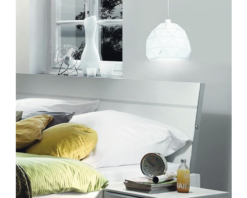 Sovrum med säng, nattduksbord och geometrisk taklampa