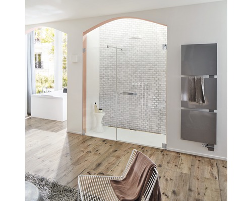 Ljust badrum med dusch, handdukstork, fåtölj och trägolv