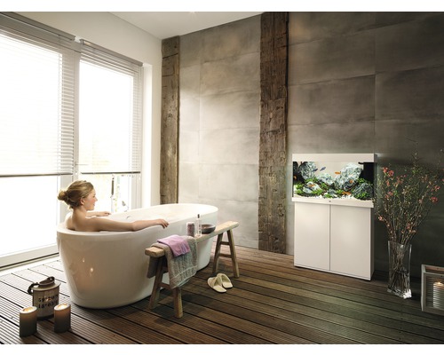 Ljust badrum med badkar och akvarium på underskåp