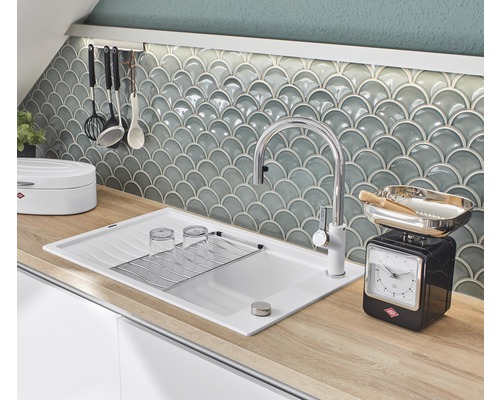 Köksscen med diskho, kran, disk och köksvåg