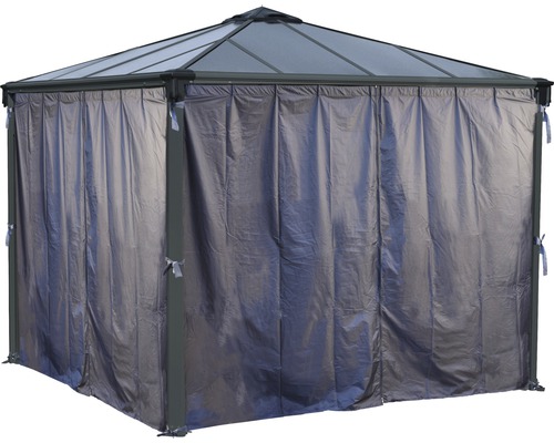 Paviljong med stängda gardiner för extra skydd och avskildhet.