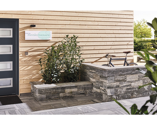 Utsida av en byggnad med gatsten, trävägg och dörr