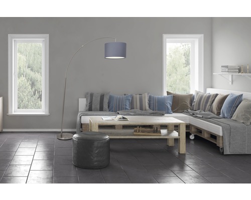 Ljust vardagsrum med fönster, golvlampa, soffa av pallar och träbord