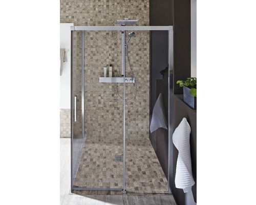 Walk-in dusch med mosaikplattor på vägg och golv samt duschsystem