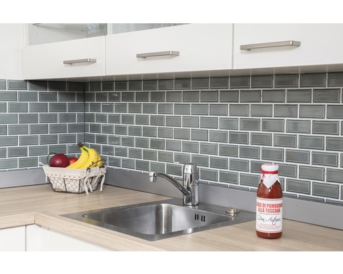 Köksscen med diskho, blandare, kakel och livsmedel