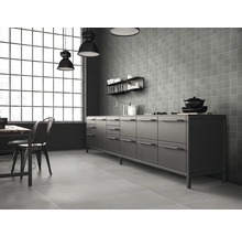 Ljust kök i industriell design med pentry, fyrkantiga väggplattor och matbord