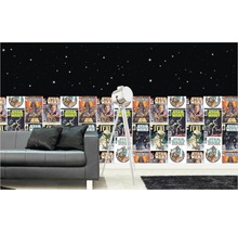 Vardagsrum med Star Wars serietapet, soffa och golvlampa