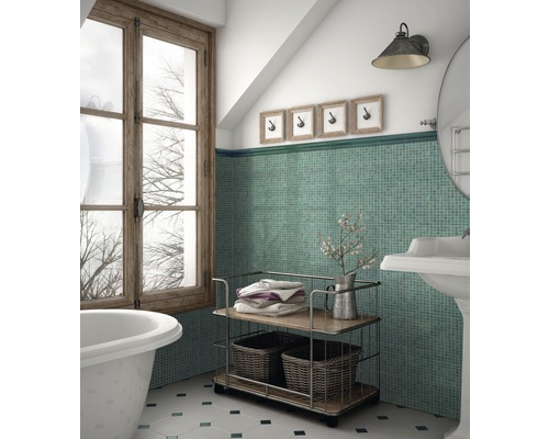 Ljust badrum med badkar, fönster och förvaringsvagn