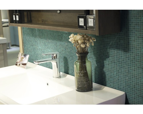 Badrum handfat med kran, dekoration och förvaringsmöbel