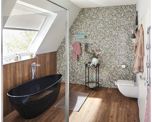 Badrum med fristående badkar, mosaikvägg och takfönster