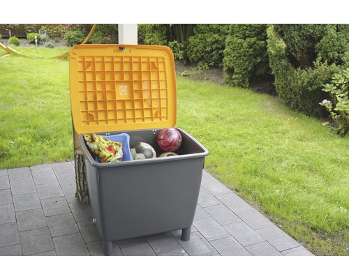 Förvaringsbox för utomhusbruk med öppet lock, fylld med leksaker