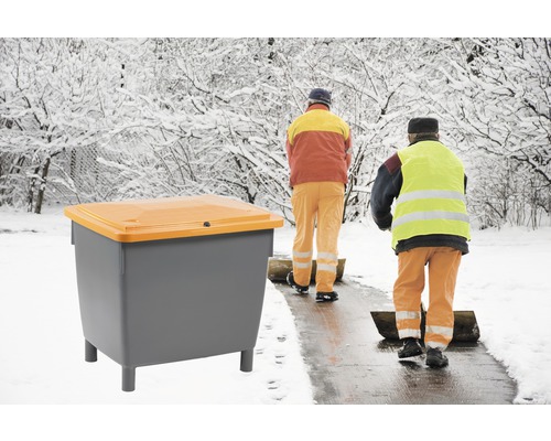 Behållare för vägsalt med vinterunderhållspersonal i bakgrunden