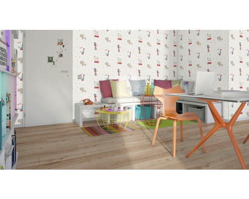 Kontor med skrivbord, stol, sittbänk och mönstrad tapet med djurmotiv