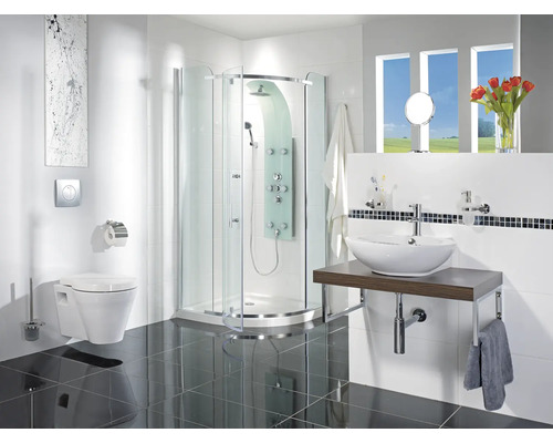 Badrum med dusch, handfat, toalett och svarta plattor