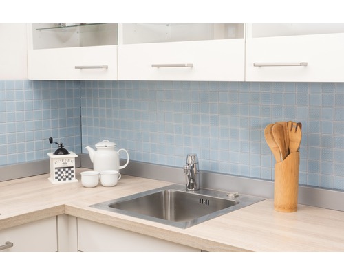 Köksscen med diskho, blandare, porslin och köksredskap