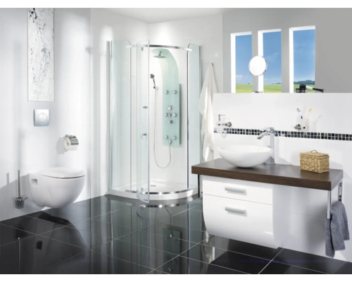 Modernt badrum med dusch, handfat, toalett och svarta kakelplattor