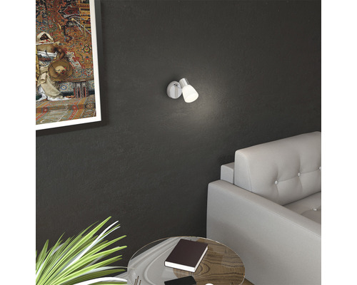 Vägglampa med en ljuspunkt i vardagsrummet