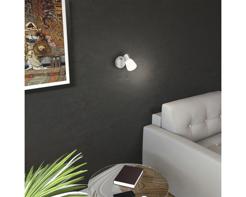 Vardagsrum med vägglampa för inomhusbruk