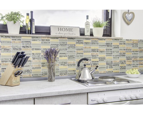 Köksscen med mosaikplattor, knivar, vattenkokare och dekorationer på en bänkskiva