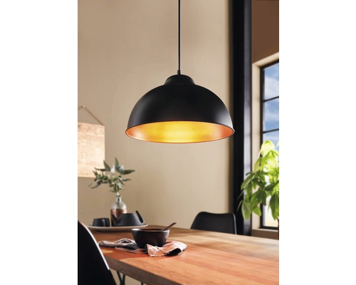 Taklampa EGLO Vintage svart/koppar 38cm Pendellampa ovanför ett matbord med porslin och krukväxt