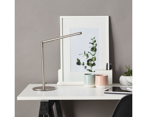 Skrivbordsscen med skrivbordslampa, tavelram och kontorsmaterial