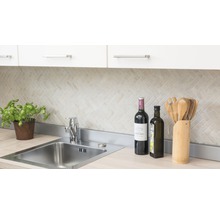 Köksscen med diskho, kran, kakel, köksredskap och dekoration