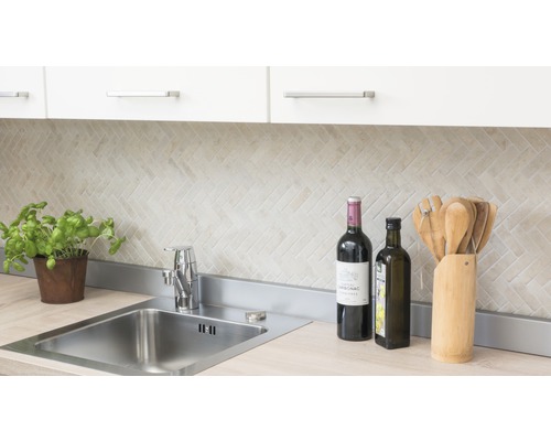 Köksscen med diskho, kran, kakel, köksredskap och dekoration