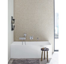 Badrum med badkar, armatur, pall, matta och vägghylla