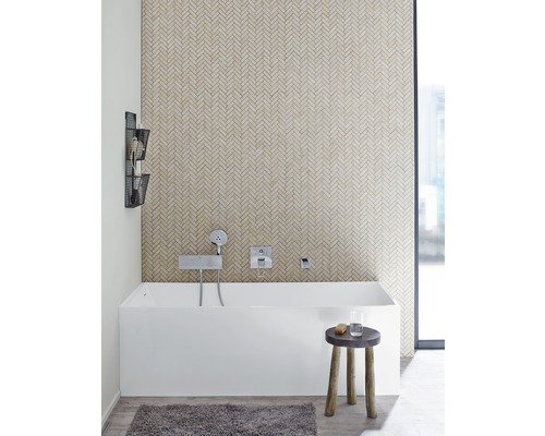 Badrum med badkar, armatur, pall, matta och vägghylla