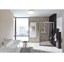 Modernt badrum med badkar, dusch och handdukstork