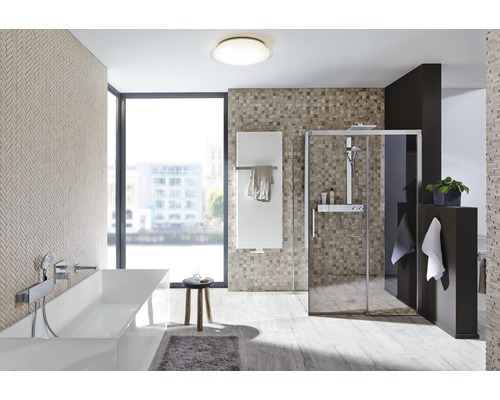 Modernt badrum med badkar, dusch och handdukstork