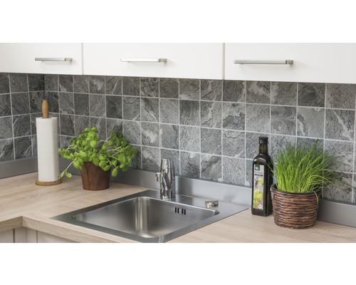 Köksscen med diskho, kran, kakel och köksredskap