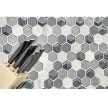Mosaikplatta med hexagonalt mönster och knivblock