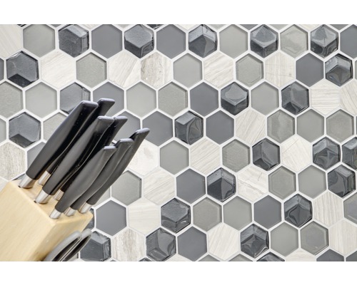 Mosaikplatta med hexagonalt mönster och knivblock