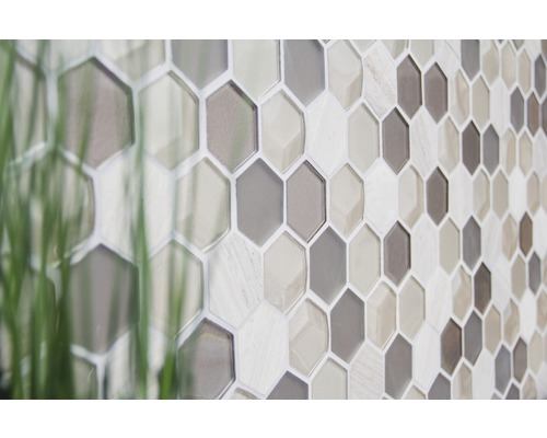 Närbild av mosaikplattor i hexagonform