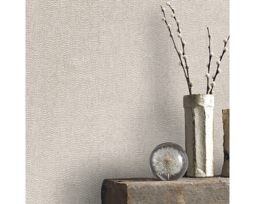 Scen med mönstrad tapet, vas och dekorativa föremål på en trähylla