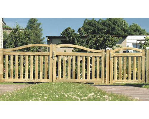 Trästaket med grind i en trädgård