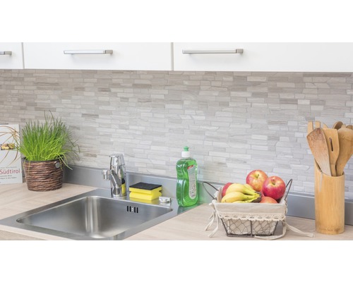 Diskho med blandare, dekoration och kakelvägg