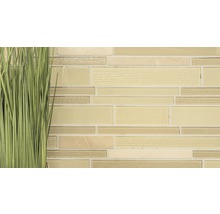 Mosaik kakelvägg med beige och grädde glas- och keramiska plattor och dekoration