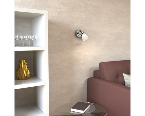 Vardagsrum med vägglampa, hylla och soffa