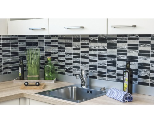 Diskho med blandare och mosaikplattor vägg