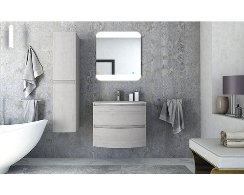 Ljust badrum med tvättställsskåp, spegelskåp och badkar.