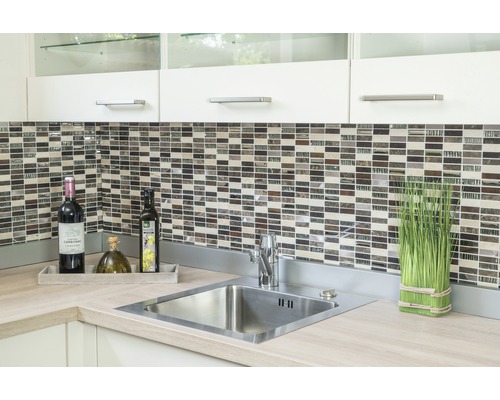 Diskho med blandare, mosaikplattor och dekorationer på en bänkskiva.