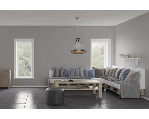 Vardagsrum med soffa av lastpallar, träbord och industriell taklampa