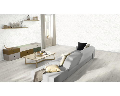 Ljust vardagsrum med soffa, bord och byrå under hyllor