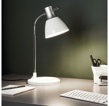 Skrivbord med skrivbordslampa, anteckningsblock och kontorsmaterial