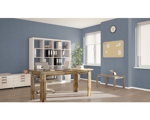 Kontor med skrivbord, hylla och anslagstavla