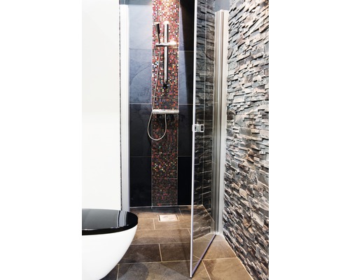 Badrum med dusch, badkar och mosaikvägg